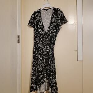 Womens's Tiana B Black and White flowery V neck Short Sleeve Dress Sz Large